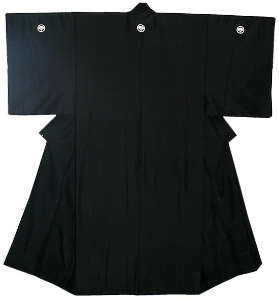японское черное шелковое кимоно